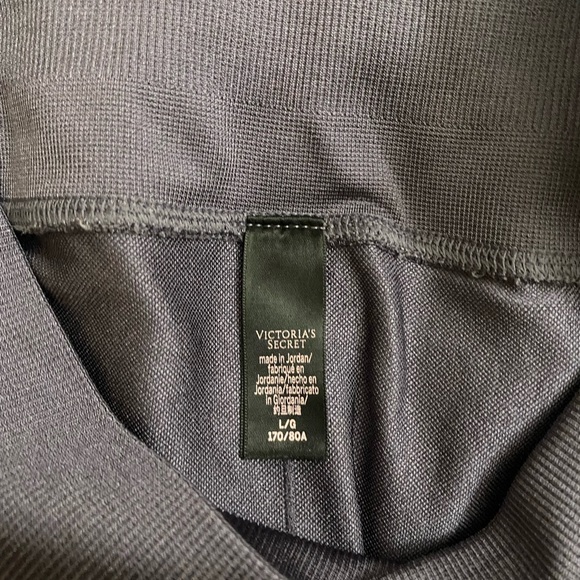 VICTORIA SECRET Leopard / Cheetah Purple Leggings - Picture 3 of 7